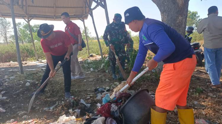 CuplikCom-Sinergi-dengan-TNI,-Camat-Losarang-Gelar-Kegiatan-Jumat-Bersih-22092023115255-IMG-20230922-WA0077.jpg