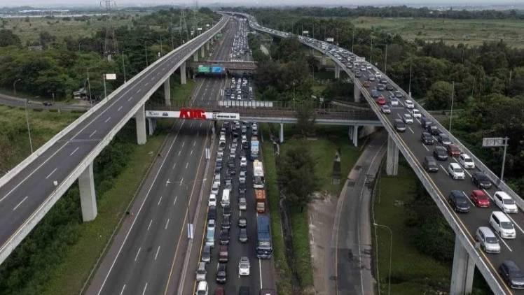 CuplikCom-Sistem-Satu-Arah-dan-Ganjil-Genap-di-Tol-Japek-Ditiadakan-Malam-Ini-29042022184238-antarafoto-pintu-masuk-one-way-digeser-ke-gt-cikampek-29042022-mrh-1.jpg.webp