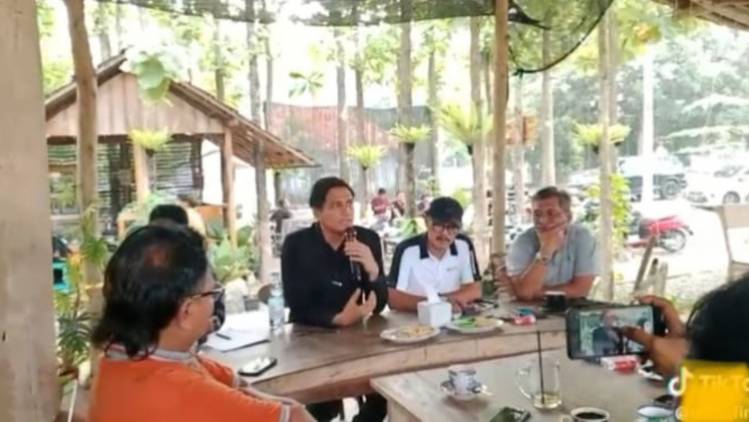 Soal Sindir Media Lokal, Lucky Hakim: Kepala Indramayu Mulai Tidak Waras CuplikCom-Soal-Sindir-Media-Lokal,-Lucky-Hakim-Kepala-Indramayu-Mulai-Tidak-Waras-18112024131041-Screenshot_20241118_130605_WhatsApp.jpg