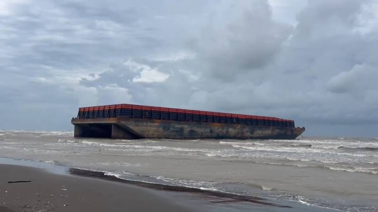 CuplikCom-Terkuak!-Misteri-Kapal-Tongkang-FBS685-yang-Hanyut-dan-Terdampar-di-Pantai-Tiris-23012025124429-IMG-20250123-WA0009.jpg