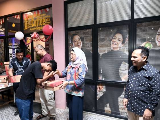 CuplikCom-Tim-Akan-Berlaga-di-Porprov-Jabar,-Bupati-Nina-Hadiahi-Sepatu-13082022235629-IMG-20220813-WA0025.jpg