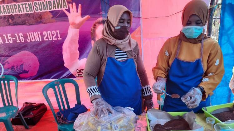 CuplikCom-Tingkatkan-Ekonomi-Rakyat,-KKP-Dorong-Produksi-Terasi-Udang-Sumbawa-19062021113135-20210619_112446.jpg