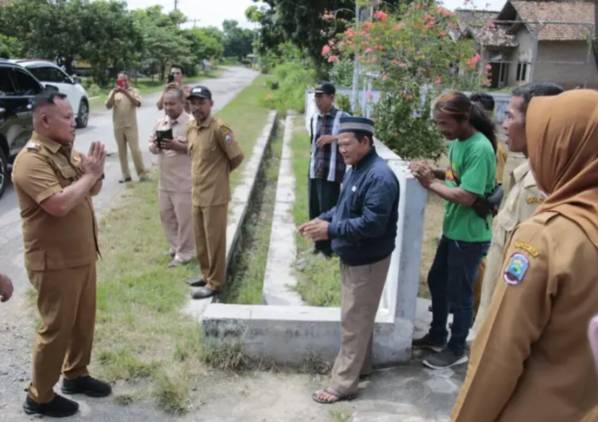 Tinjau Jalan Rusak di Kecamatan Kalianda dan Palas, Bupati Nanang: Insyaallah Diperbaiki Tahun Ini CuplikCom-Tinjau-Jalan-Rusak-di-Kecamatan-Kalianda-dan-Palas,-Bupati-Nanang-Insyaallah-Diperbaiki-Tahun-Ini-22042024230103-IMG_20240422_230037.jpg