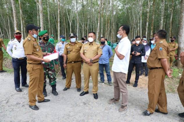 Tinjau Lahan Milik PTPN 7, Bupati Nanang Akan Bangun Kantor Desa Sabah Balau CuplikCom-Tinjau-Lahan-Milik-PTPN-7,-Bupati-Nanang-Akan-Bangun-Kantor-Desa-Sabah-Balau-19012021202324-IMG-20210119-WA0035-768x512.jpg