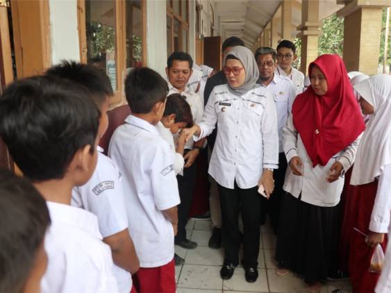 CuplikCom-Tinjau-SDN-3-Muntur,-Ini-Pesan-Bupati-Indramayu-Nina-Agustina-03082022215026-IMG-20220803-WA0021.jpg