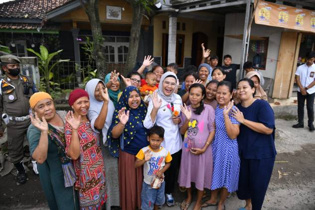 Ucapan Terimakasih Jalan Sudah di Beton, Warga Berikan Bunga Kepada Bupati Nina CuplikCom-Ucapan-Terimakasih-Jalan-Sudah-di-Beton,-Warga-Berikan-Bunga-Kepada-Bupati-Nina-23022023121021-IMG-20230223-WA0003.jpg