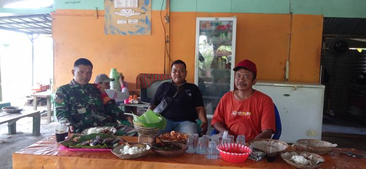 Untuk Mengenal Lebih Dekat Lagi, Babinsa Desa Bakauheni Jalin Komsos Ke Warga Binaannya CuplikCom-Untuk-Mengenal-Lebih-Dekat-Lagi,-Babinsa-Desa-Bakauheni-Jalin-Komsos-Ke-Warga-Binaannya-18072022132028-IMG20220718121416.jpg