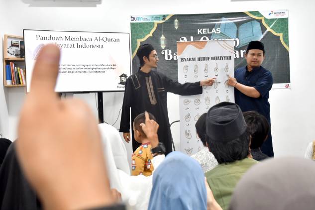 CuplikCom-Ustad-Lutfi-Ajarkan-Mengaji-dengan-Bahasa-Isyarat-untuk-Komunitas-Tunarungu-Indramayu-21102025231008-ngaji.JPG