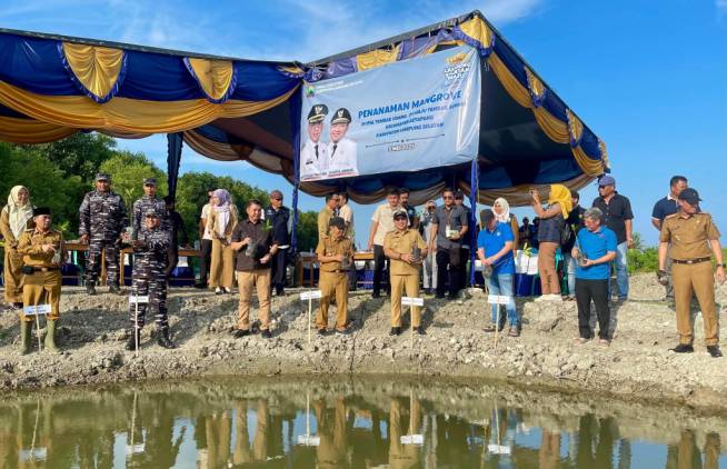 CuplikCom-Wabup-Syaiful-Tanam-Mangrove-di-PT-Maju-Tambak-Sumur-Ketapang-05052025214338-6818c611704e7.jpeg