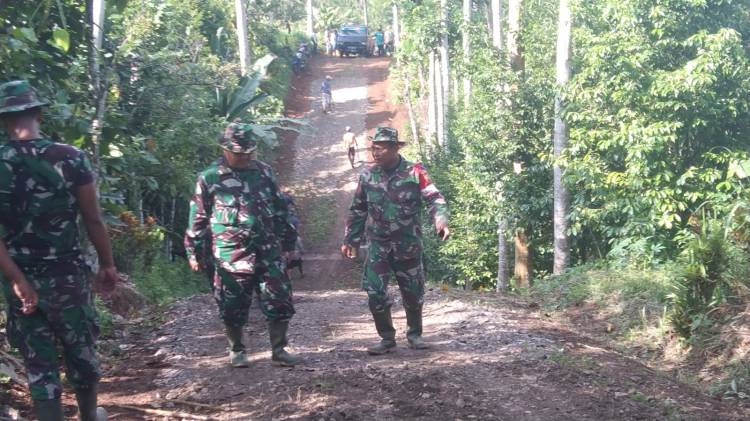 Wadan Satgas TMMD 114 Kodim 0421/LS di Dampingi Komandan SSK, Cek Lokasi Pembangunan Jalan CuplikCom-Wadan-Satgas-TMMD-114-Kodim-0421LS-di-Dampingi-Komandan-SSK,-Cek-Lokasi-Pembangunan-Jalan-08082022101318-IMG-20220808-WA0025.jpg