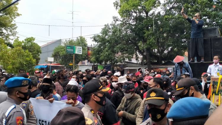 CuplikCom-Waduh!-Tolak-Politisasi-Birokrasi-ASN,-Ratusan-Massa-Gelar-Unras-di-Depan-Kantor-DPRD-19102020120516-IMG20201019103112.jpg