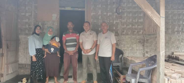 Wakil Ketua I DPRD Lamsel Agus Sartono, Sambangi Kediaman Balita Penderita Jantung Bocor Dipalas CuplikCom-Wakil-Ketua-I-DPRD-Lamsel-Agus-Sartono,-Sambangi-Kediaman-Balita-Penderita-Jantung-Bocor-Dipalas-27122022135831-IMG-20221227-WA0026.jpg