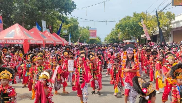 CuplikCom-Warga-Indramayu-Turut-Bangga-atas-Pemecahan-Rekor-Dunia-Tari-Topeng-Kelana-15102022162613-IMG-20221015-WA0086.jpg