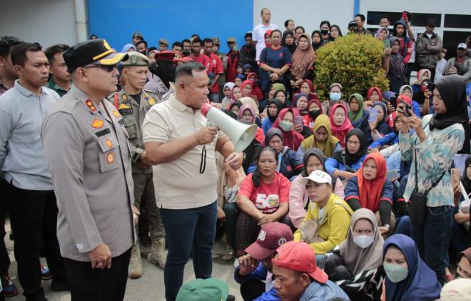 CuplikCom-Win-Solution-Bupati-Nanang-Berhasil-Mediasi,-Buruh-PT-SSH-Dapat-THR-Penuh-06042024231419-IMG-20240406-WA0058.jpg