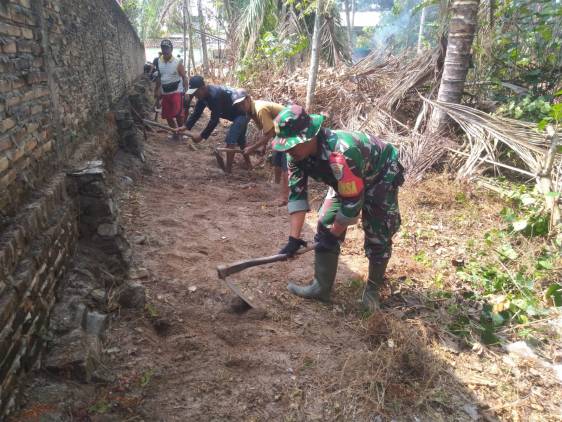 CuplikCom-Wujud-Sinergitas-Babinsa-Kodim-0421LS,-Gotong-Royong-Bersama-Warga-Bangun-Badan-Jalan-07112023201559-IMG-20231107-WA0002.jpg