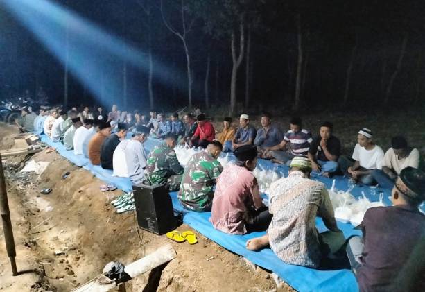 Wujud Syukur, Satgas TMMD ke-120 Kodim 0421/LS dan Warga Gelar Syukuran Pembangunan Jalan Onderlagh CuplikCom-Wujud-Syukur,-Satgas-TMMD-ke-120-Kodim-0421LS-dan-Warga-Gelar-Syukuran-di-Pembangunan-Jalan-Onderlagh-06062024142407-IMG-20240606-WA0027.jpg
