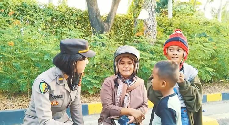 CuplikCom-dr-Tara-Polwan,-Ramah-Sama-Pemudik-Dipelabuhan-Bakauheni,-Akun-Tik-Tok-polres_lampung_selatan-Banjir-Viewer-30042023233113-IMG-20230430-WA0077.jpg