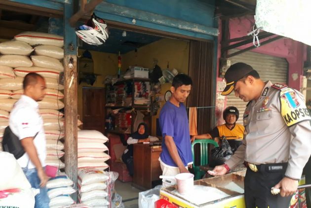 Antisipasi Lonjakan Harga Bahan Pokok, Kapolres Indramayu Sidak ke Pasar Tradisional CuplikCom02052018112001-IMG-20180502-WA0031_1525233542151.jpg