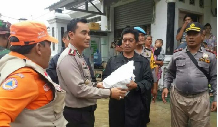 Polres Indramayu Berikan Bantuan Logistik ke Korban Banjir Patrol CuplikCom05022018221219-Screenshot_2018-02-05-22-09-03_1517843371681.jpg