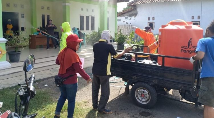 Cegah Virus Corona, Pemdes Rambatan Wetan Semprot Cairan Disinfektan CuplikCom28032020142145-Whatsxzvv7.jpg